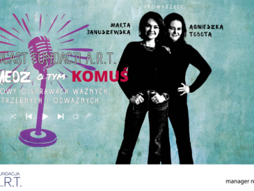 Zdjęcie okładki przedstawiający tekst:podcast powiedz o tym komuś