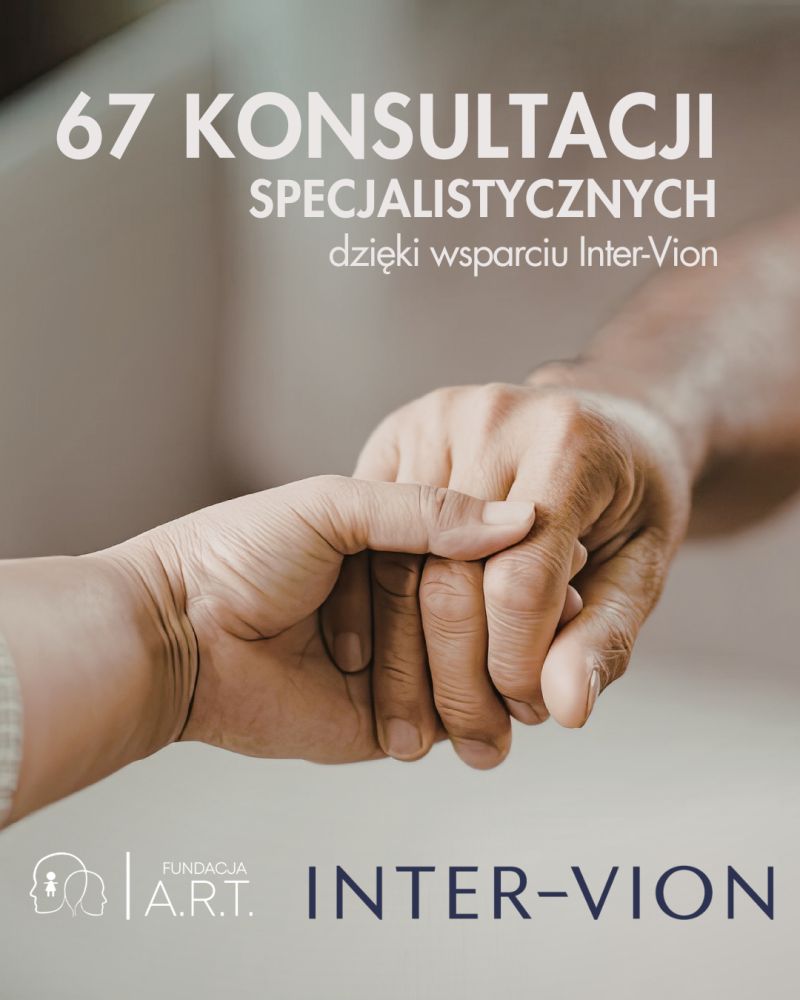 Obrazek przedstawia rękę trzymającą drugą. U góry obrazka jest napis "67 Konsultacji specjalistyczych dzięki wsparciu Inter-Vion". U dołu znajdują się loga: Fundacji A.R.T. oraz firmy Inter-Vion.